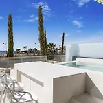 Vivi Homes - Sunrise Pool, Sauna, Gym, Terrace & Sea View Apartment *