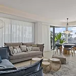 Vivi Homes - Sunrise Pool, Sauna, Gym, Terrace & Sea View Apartment